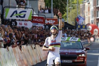 Une victoire de plus pour Tadej Pogacar. KEYSTONE/AP/GEERT VANDEN WIJNGAERT